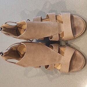 Lucky Brand Beige Sandals Size 8.5